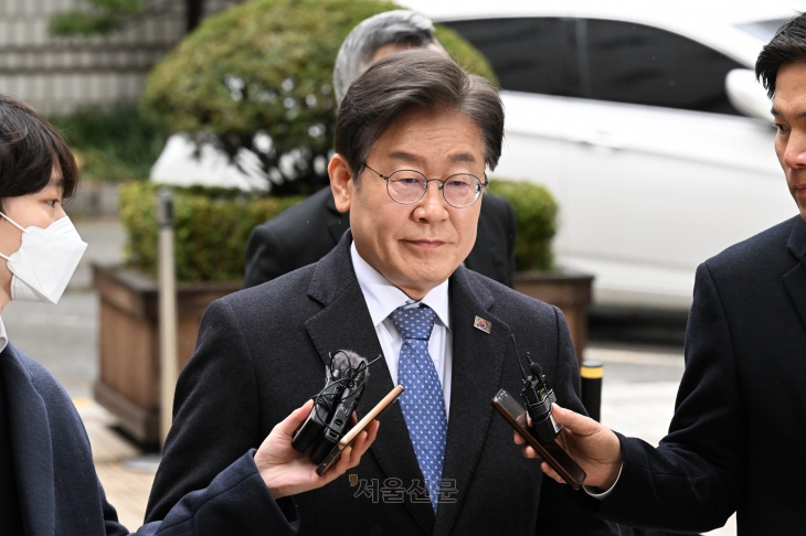 이재명 더불어민주당 대표가 26일 서울 서초구 서울중앙지법에서 열린 ‘대장동 배임·성남FC 뇌물’ 관련 1심 속행 공판에 출석하고 있다. 2024.3.26 홍윤기 기자