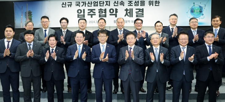 고흥군이 26일 우주산업 11개 기업과 우주발사체 국가산업단지 입주 협약을 체결했다. 참여 기업은 한화에어로스페이스, 비츠로넥스텍, 이노스페이스, 세일엑스, 더블유피, 우리별, 동아알루미늄, 파루 등이다.