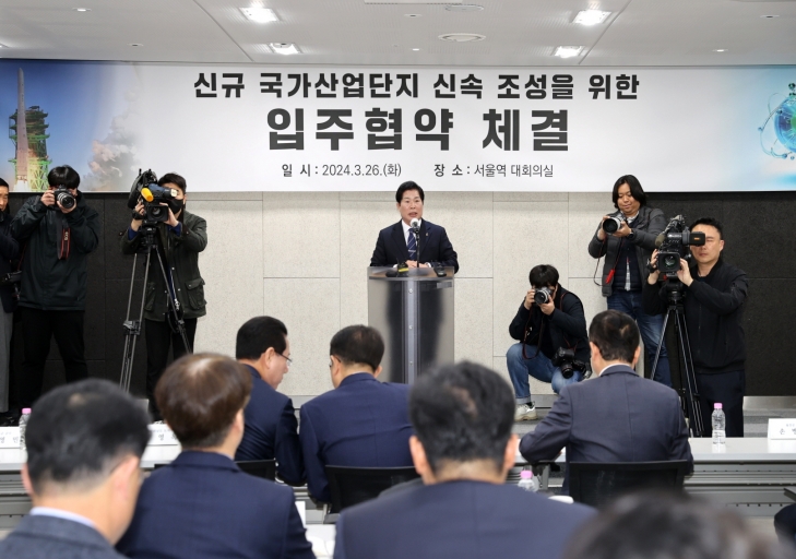 공영민 고흥군수가 26일 서울역 대회의실에서 열린 우주발사체 국가산업단지 입주 협약 체결식에서 인사말을 하고 있다.
