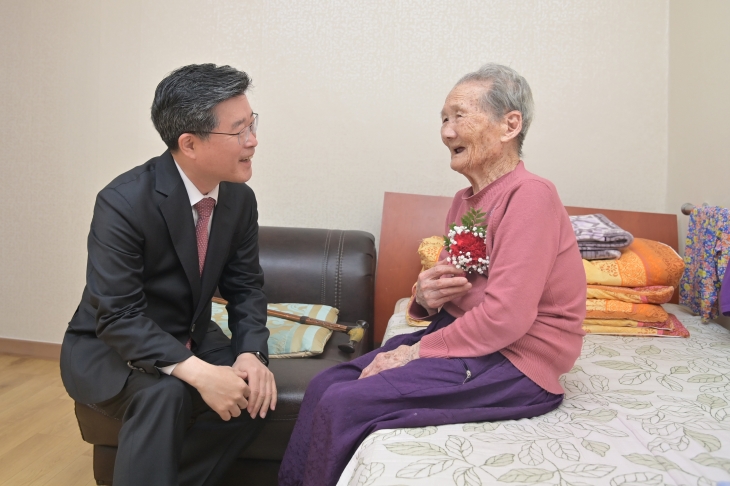 김길성 서울 중구청장이 지난해 5월 독거 어르신을 방문해 대화를 나누고 있다.  중구 제공