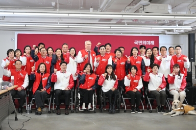 “전국 시민들 만나 결의 보일 것”… 중도·보수 두 토끼 공략하는 與