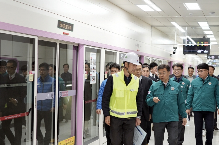 신상진(왼쪽 두 번째) 시장이 30일 오후 GTX A 수서~동탄 구간 개통을 앞두고  26일 성남역사 현장점검을 하고 있다. 성남시 제공
