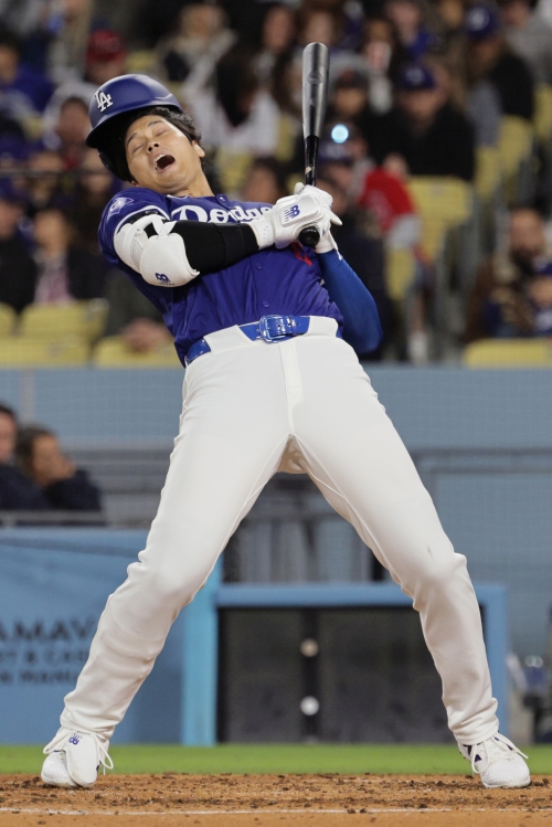 LA 다저스의 오타니 쇼헤이가 26일 전 소속팀 LA 에인절스와의 시범 경기에서 몸에 맞는 공을 기록하고 있다. EPA  연합뉴스