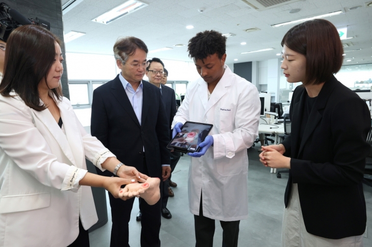 로킷헬스케어를 방문한 이동환(왼쪽 두 번째) 고양시장. 고양시는 지난해 8월 국내 바이오 장기재생 선도기업인 로킷헬스케어와 일산테크노밸리 투자의향 협약도 체결했다. 로킷헬스케어는 정부가 국가첨단전략기술로 지정한 바이오 분야 기술 2개 중 하나인 오가노이드 관련 기술이 있다. 고양시 제공