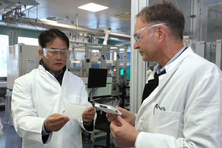 지난해 11월 독일 아사이웍스를 방문한 이 시장(왼쪽). 아사이웍스는 뮌헨 소재 생명과학 회사로, 인공지능(AI) 주도 약물 발굴 기업이다. 이 시장은  경영진을 만나 일산테크노밸리 투자 유치를 요청했다.  고양시 제공