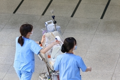 간호사가 의료 현장에서 더 많은 진료행위를 할 수 있게 된 8일 서울 시내 한 대학병원에서 간호사가 이동하고 있다. 보건복지부가 전날 발표한 시범사업 보완 지침에 따르면 간호사는 숙련도와 자격에 따라 ‘전문간호사·전담간호사(진료보조간호사)·일반간호사’로 구분된다. 이날부터 세 부류의 간호사는 모두 응급상황 심폐소생술과 응급 약물 투여, 혈액 등 각종 검체 채취, 심전도·초음파·코로나19 검사 등을 할 수 있다. 2024.3.8. 연합뉴스