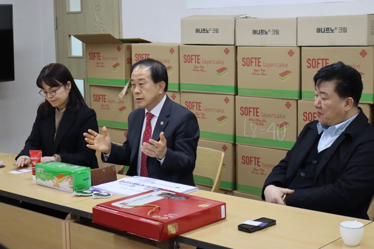 시립용산노인복종합복지관에서 개최된 ‘행복 나눔 후원’ 행사에 참석한 김용호 의원(가운데)이 인사말을 전하고 있다.