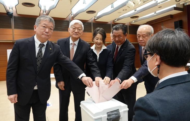22대 총선 재외투표하는 윤덕민 주일대사