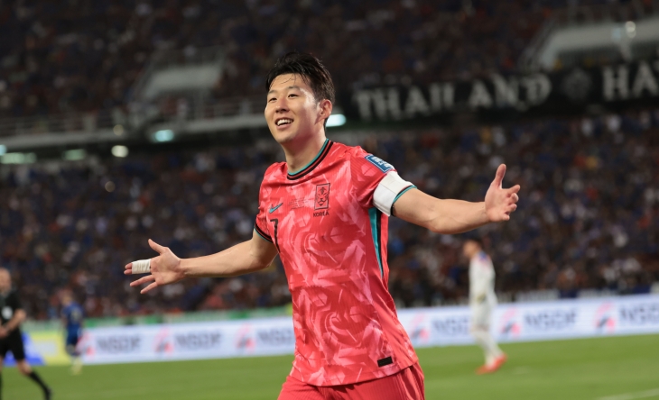 손흥민이 26일 태국 방콕 라자망갈라 스타디움에서 열린 2026 북중미 월드컵 아시아 지역 2차 예선 C조 4차전 태국과의 경기에서 후반전 팀 두 번째 골을 넣고 세리머니를 하고 있다. 연합뉴스