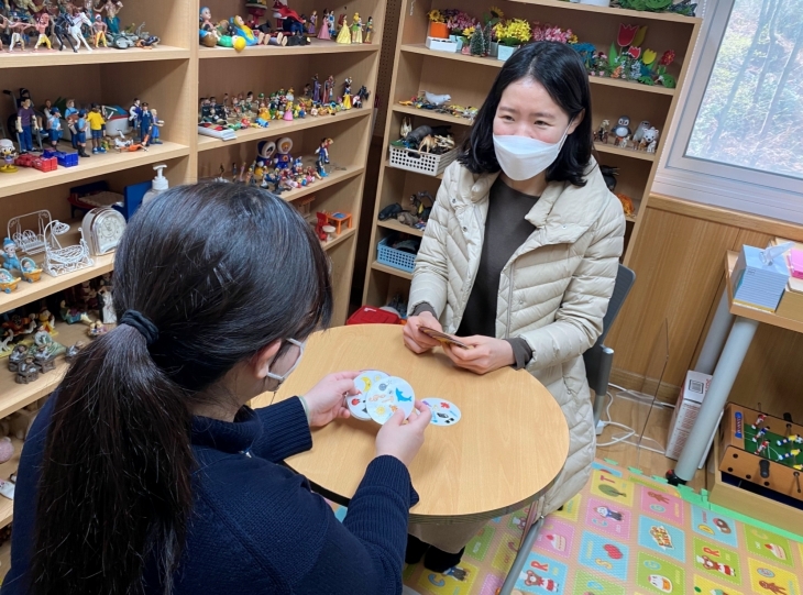 관악구 관계자가 청소년 특별지원 대상자를 상담하고 있다.   관악구 제공