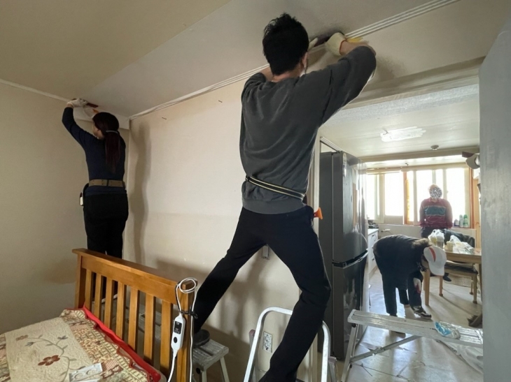 서울 서대문구의 해뜨는집 봉사단이 혼자 사는 저소득층 어르신집을 고쳐주고 있다. 서대문구 제공