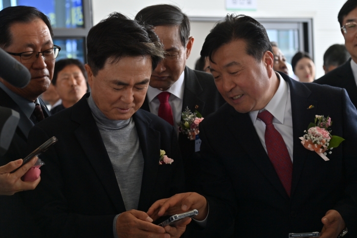 김태흠 충남지사가 스마트 전자경매 시스템을 체험하고 있다. 도 제공