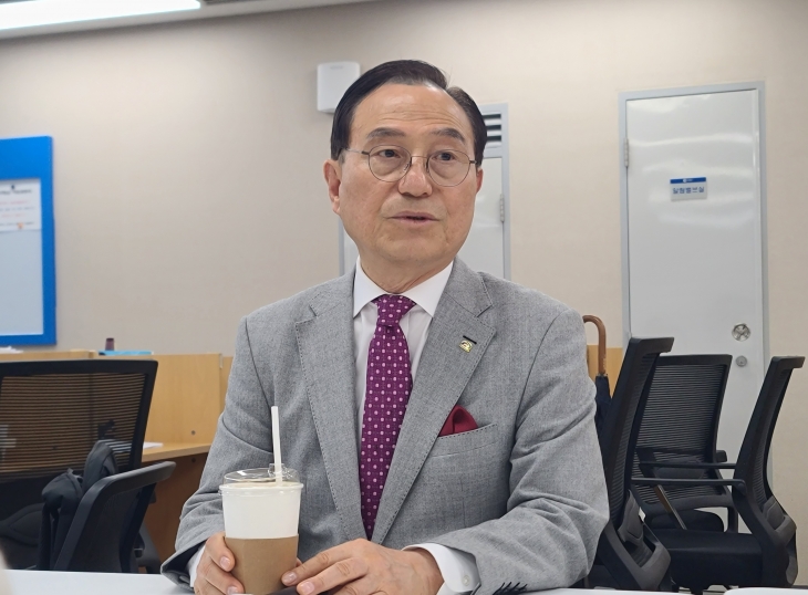 박상돈 충남 천안시장이 시청사 브리핑실을 방문해 언론인들과 이야기를 나누고 있다. 이종익 기자