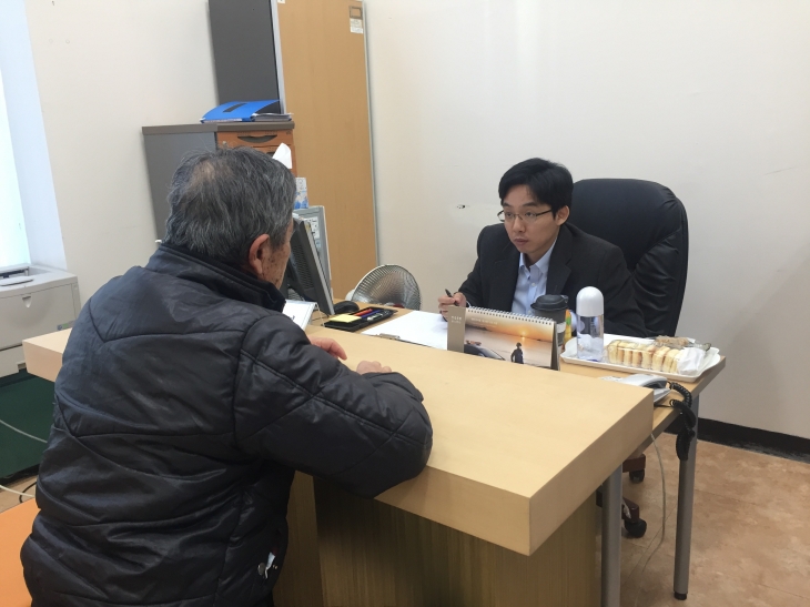 서울 중랑구의 무료법률상담실에서 무료법률상담이 진행되고 있는 모습. 중랑구 제공