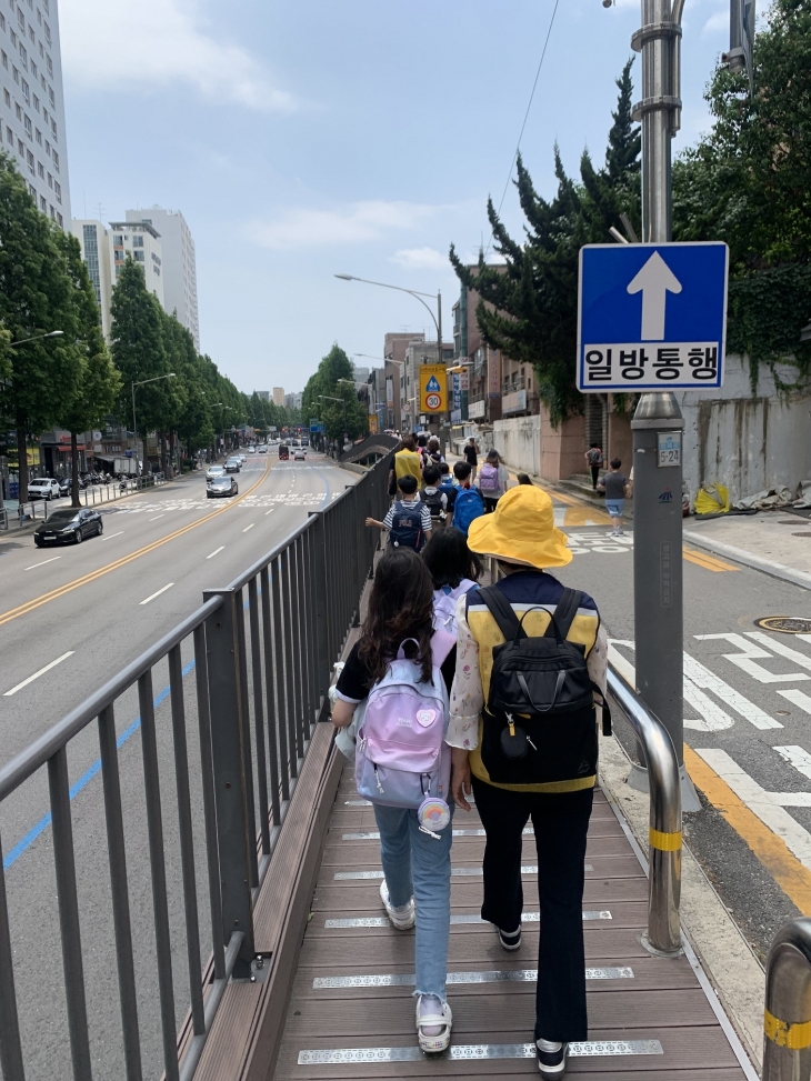 서울 강서구의 교통안전지도사가 어린이와 함께 길을 걷고 있다. 강서구 제공