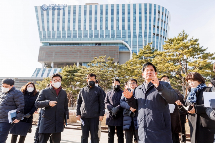 박강수(오른쪽 두 번째) 마포구청장이 당인리 문화창작발전소르 재개관할 당인리발전소 부근을 둘러보고 있다. 마포구 제공