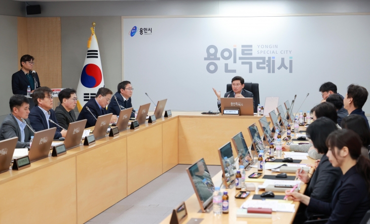 이상일 시장이 27일 시 상징물 디자인 정비 용역 착수보고회에서 인사말을 하고 있다.  용인시 제공