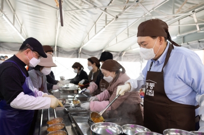 직접 끓인 김치찌개로… 尹, 노숙인·어르신에 배식 봉사