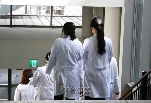 지난 18일 서울 시내 한 종합병원에서 의료진이 이동히고 있다. 안주영 전문기자