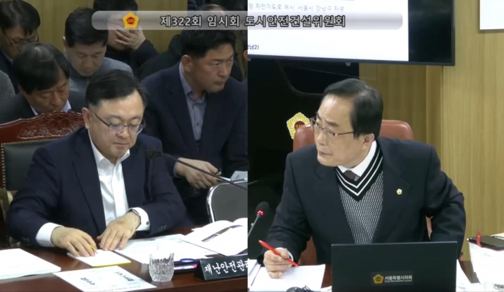 제322회 임시회 도시안전건설위원회 업무보고에서 재난안전실장에게 질의를 하는 김형재 의원(오른쪽)