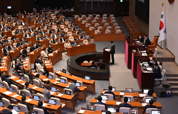 30일 국회 본회의장에서 정명호  의사국장이 본회의에서 이동관 방송통신위원장의 탄핵소추안 발의를 보고하고 있다. 2023.11.30.  서울신문