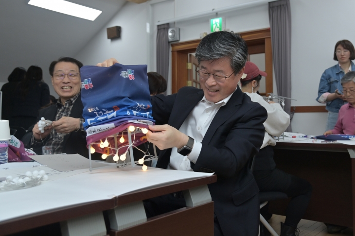 김길성(오른쪽) 중구청장이 지난 27일 정동 야행 축제에 쓰일 청사초롱을 직접 만들고 있아.   중구 제공