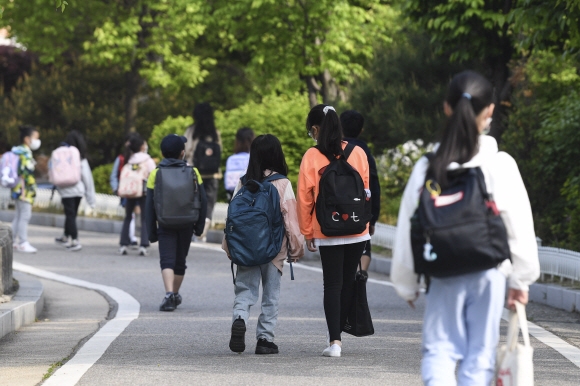 전국 모든 학교에서 정상 등교가 이뤄진 뒤 한 초등학교 학생들이 등교하고 있다. 서울신문 DB