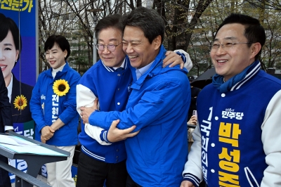 임종석 손잡고 원팀 내세운 이재명 “반민주 집단에 나라 못 맡겨”