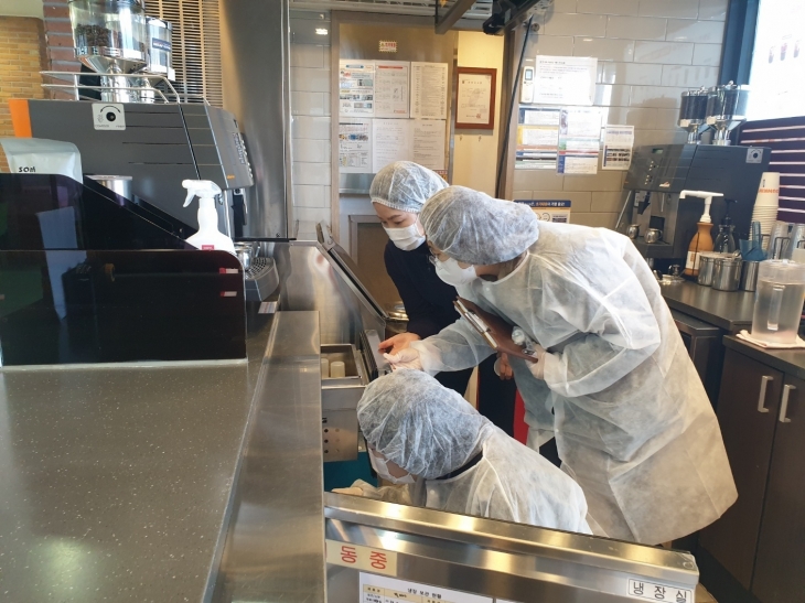 경기도가 3월 18일부터 22일까지 다중이용시설 내 음식점을 대상으로 위생점검을 실시했다.(경기도 제공)