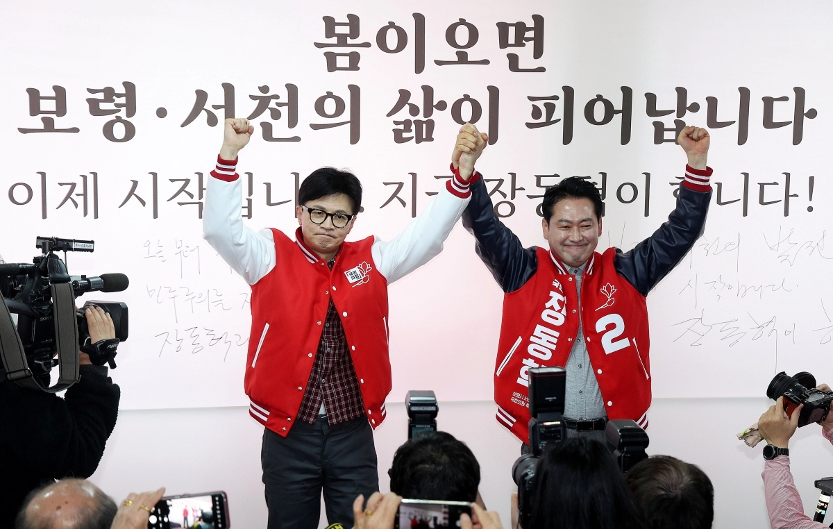 국민의힘 한동훈 비상대책위원장이 22일 충남 보령시 서천군 장동혁 후보 선거사무소 개소식에서 장 후보와 인사하고 있다. 연합뉴스