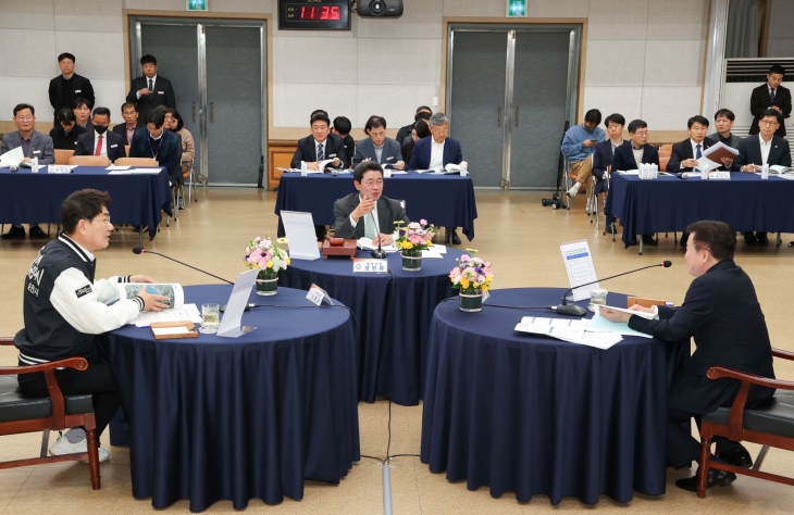 여수·순천·광양시 행정협의회가 지난 28일 광양시청 대회의실에서 3개시 시장과 부서장 등 50여명이 참석한 가운데 정기회의를 열고 ‘광양만권 상생협력 강화’에 나섰다.