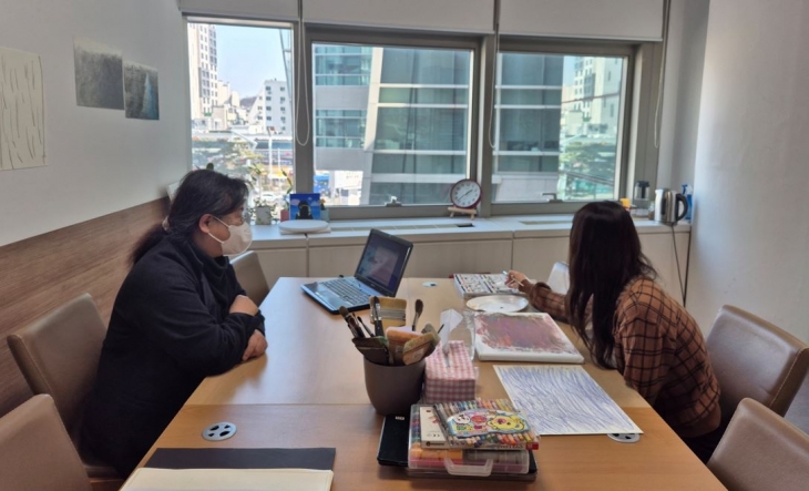 관악구 관계자가 한 청년에게 맞춤형 심리지원을 제공하고 있다.   관악구 제공