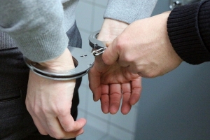 ‘셀프신고’로 억대 포상금 챙긴 노동부 수사관 구속