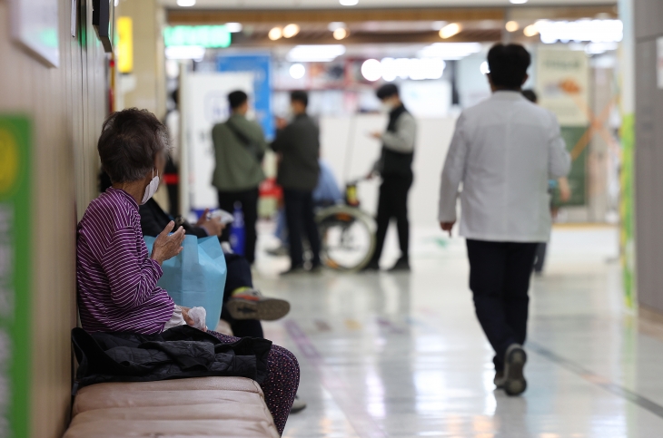 전공의 집단행동이 이어지고 있는 29일 대구 한 대학병원에 환자가 진료를 기다리며 앉아 있다. 연합뉴스
