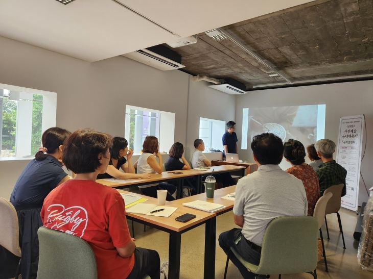 서울 종로구 동네배움터 ‘뮤지엄 한미’에서 주민들이 강의를 듣고 있다.   종로구 제공