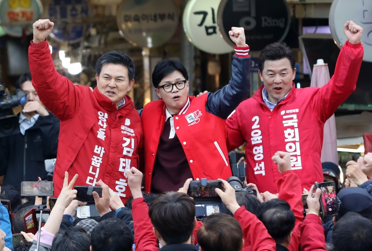 한동훈 국민의힘 총괄선거대책위원장이 26일 경남 양산시 남부시장에서 양산갑 윤영석, 양산을 김태호 후보와 함께 지지를 호소하고 있다. 2024.3.26 뉴스1