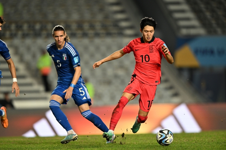 한국 남자축구 국가대표 배준호가 지난해 6월 9일 아르헨티나 라플라타 스타디움에서 열린 2023 아르헨티나 U20 월드컵 이탈리아와 4강전에서 드리블하고 있다. 대한축구협회 제공