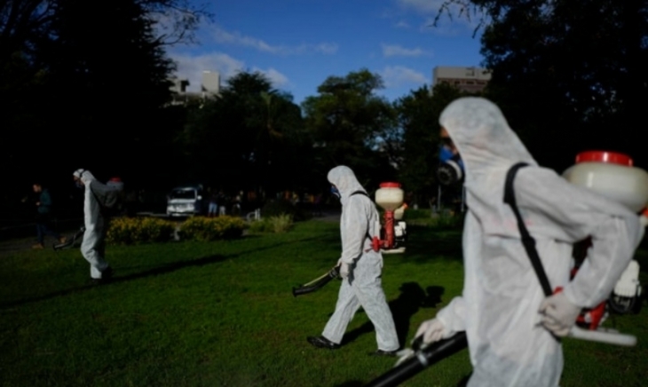 부에노스아이레스에서 보건 종사자들이 뎅기열 확산을 막기 위해 소독하고 있다. AP 뉴시스
