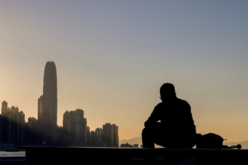 한 남성이 홍콩 빅토리아항구에서 마천루를 바라보고 앉아있다. 홍콩 로이터 연합뉴스