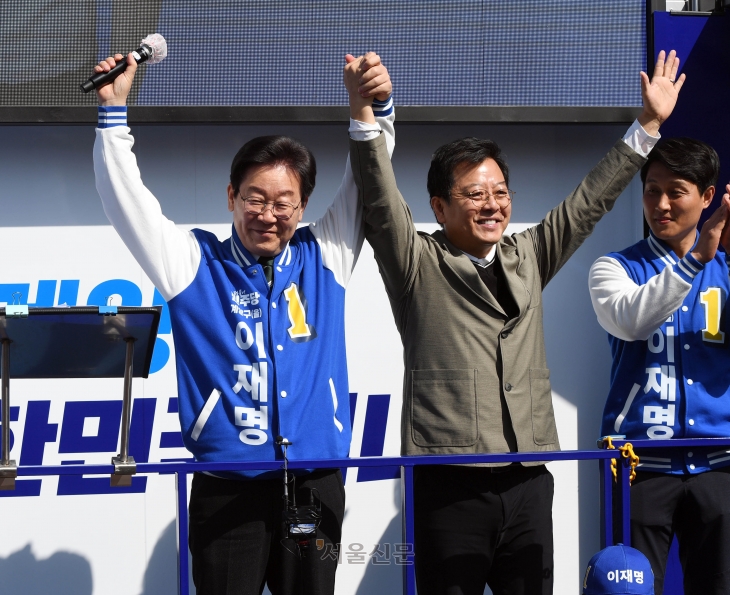 제22대 총선 인천 계양구을에 출마한 더불어민주당 이재명 대표가 31일 오후 인천 계양구 서운동성당 앞에서 배우 이기영 씨와 함께 지지를 호소하고 있다. 홍윤기 기자