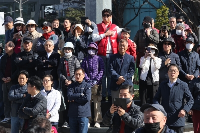 낯 뜨거운 막말, 등 돌리는 중도층