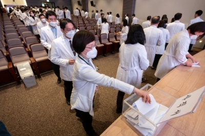 ‘빅5’ 의대 교수들, 사직서 내고도 대부분은 진료…왜?