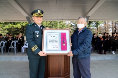 ‘호국영웅 형제’ 무공훈장, 73년 만에 유가족 품으로