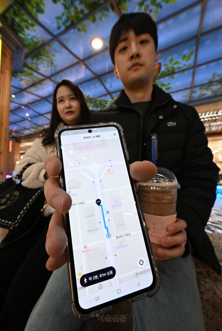 15일 대전시 대전역 지하상가에서 조성웅 이지연씨가 대전길알림이 앱을 통해 커피판매점에 도착 후 앱을 들어보이고 있다. 2024.3.15 박지환 기자