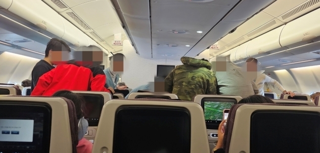 KE695편 기내에서 네팔인 응급처치하는 대한항공 승무원과 승객들. 연합뉴스