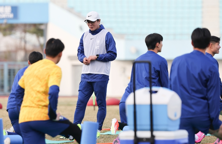 황선홍 한국 남자축구 23세 이하 대표팀 감독이 1일 이천종합운동장에서 2024 아시아축구연맹(AFC) U23 아시안컵을 앞두고 진행한 첫 소집 훈련에서 선수들과 대화하고 있다. 뉴스1