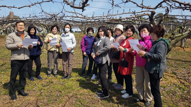 나주시가 과수 농가의 개화기 저온피해를 막기 위해 농민들을 대상으로 현장지도를 펼치고 있다. 나주시 제공