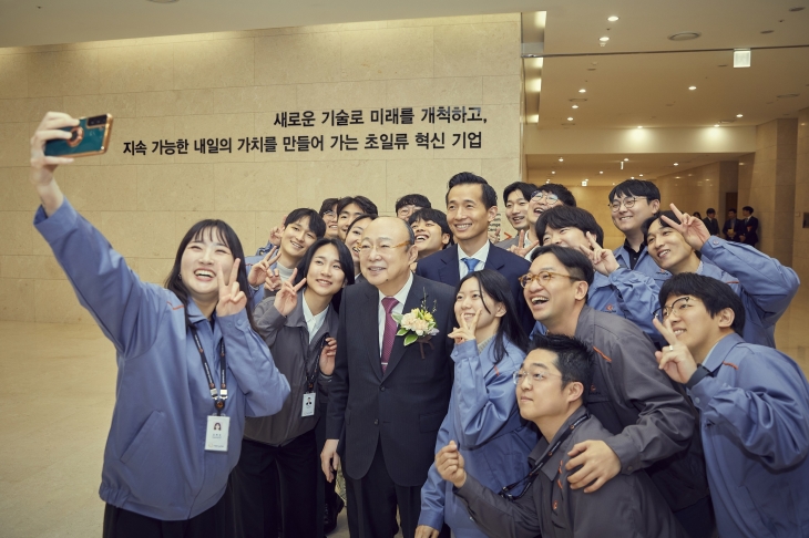 김승연(앞줄 왼쪽 세 번째) 한화그룹 회장이 김동관(두 번째 줄 오른쪽 세 번째) 부회장과 함께 지난달 29일 한화에어로스페이스 대전 연구개발(R&amp;D) 캠퍼스를 방문해 연구원들과 사진을 찍고 있다. 한화그룹 제공