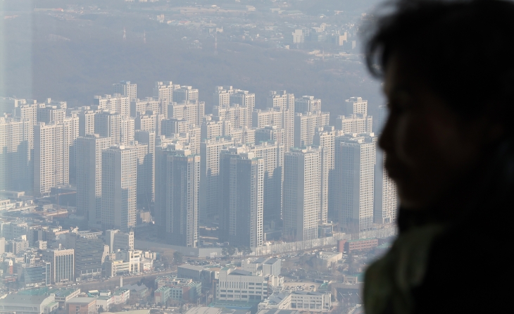 지난달 청약홈 개편으로 기존보다 청약 문턱은 낮아졌지만, 치솟은 분양가에 실수요자들의 고민이 깊어질 것으로 보인다. 이달 42개 단지, 3만 8868가구가 분양 시장에 나온다. 사진은 올해 11월 입주 예정인 서울 강동구 올림픽파크포레온(옛 둔촌주공) 전경. 연합뉴스