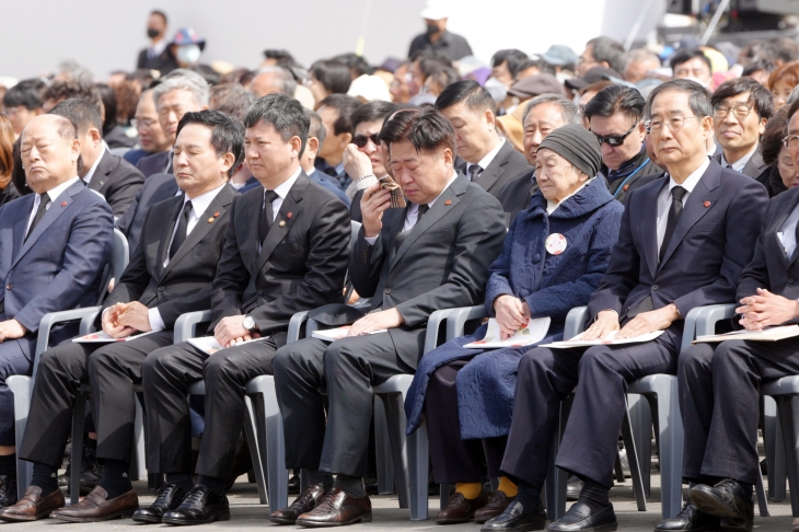 지난해 4월 3일 제75주년 4·3희생자 추념식이 제주 4·3평화공원 위령제단과 추념광장에서 봉행되고 있다. 제주도 제공